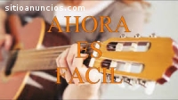 Comienza a tocar la guitarra