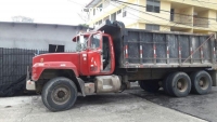 Se vende camión Mack rojo 26,000.00 tel